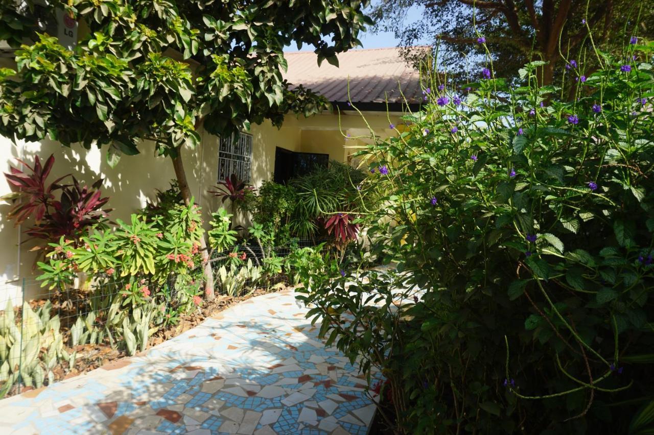 B & B Villa Calliandra Bijilo Bagian luar foto